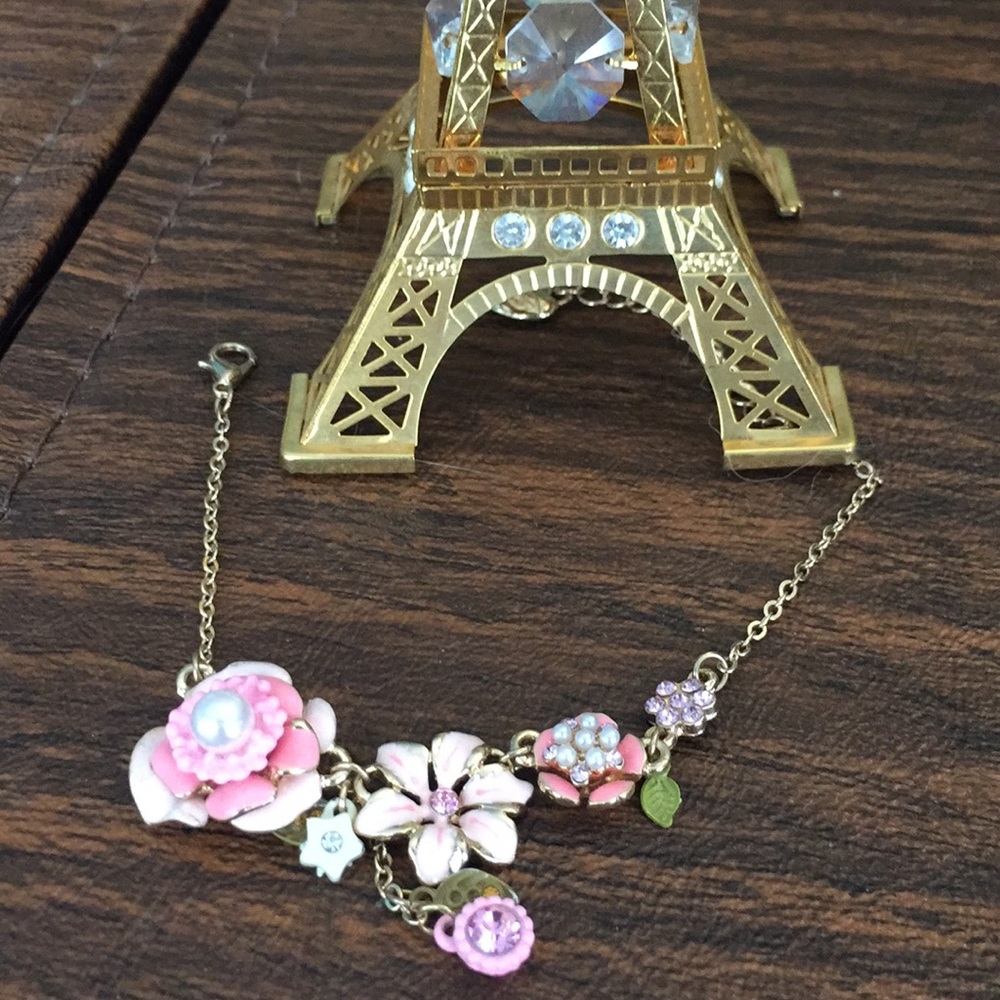 Flower and sparkles bracelet